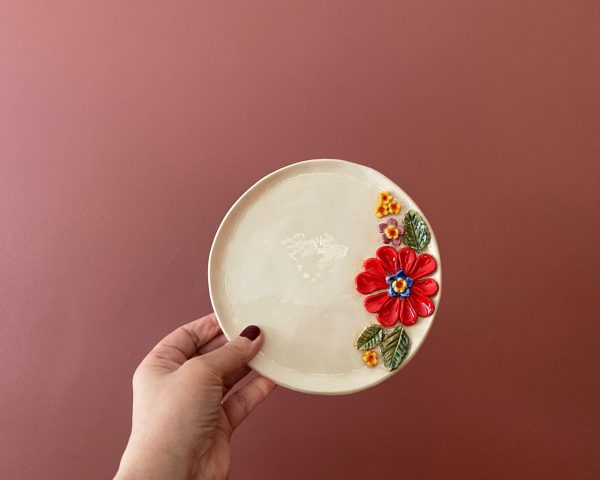 DecoareaKırmızı çiçekli seramik kurabiye tabağı ve kahve bardağı seti
